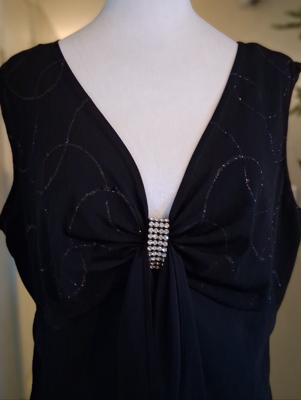 dressbarn Black Sleeveless V-Neck Top with Rhinestone Accent Sz16 Y2k Fairy - Picture 2 of 12